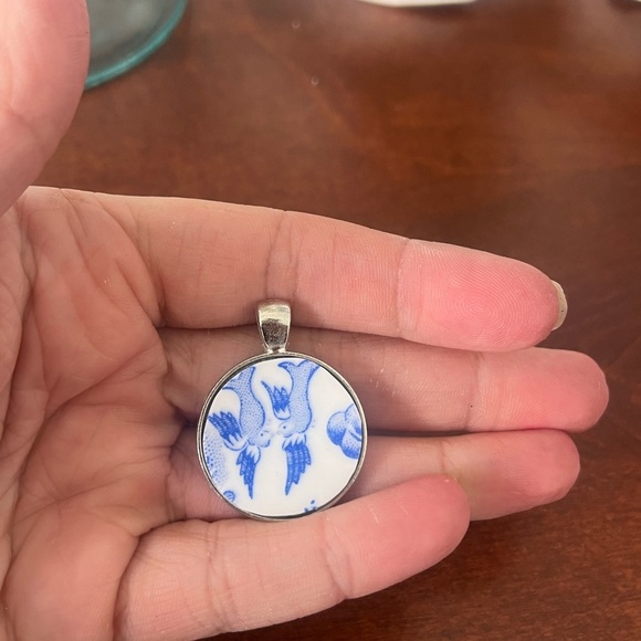 Blue and white handmade necklace pendant (out of old China plates!) - Picture 2 of 5